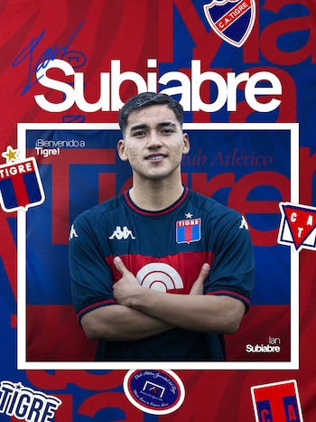 Un joven vestido con una camiseta de fútbol azul y roja, brazos cruzados, con el texto "Subiabre" y logos del Club Atlético Tigre