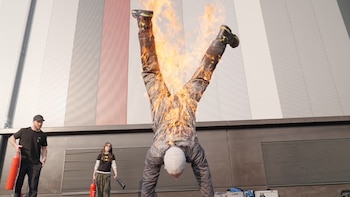 El hombre que hizo una vertical con todo el cuerpo en llamas durante 47 segundos y consiguió un récord Guinness