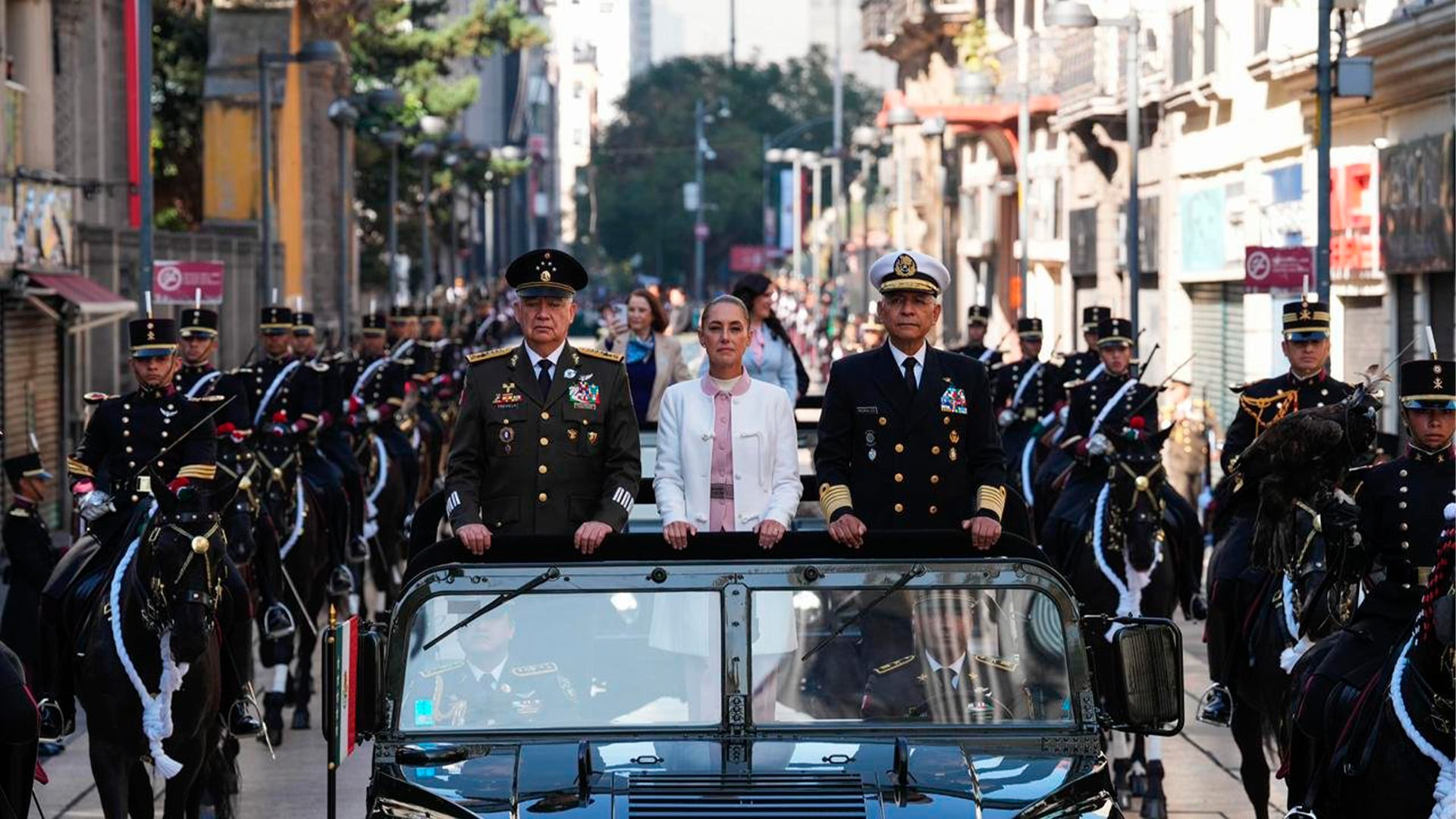 La presidenta Claudia Sheinbaum encabezó la ceremonia por el 113 aniversario de la Marcha de la Lealtad en el Zócalo de la Ciudad de México junto a líderes de las Fuerzas Armadas. Crédito: Presidencia de la República