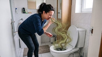 Mal olor en el baño: el error de limpieza que puede estar ensuciando las cañerías