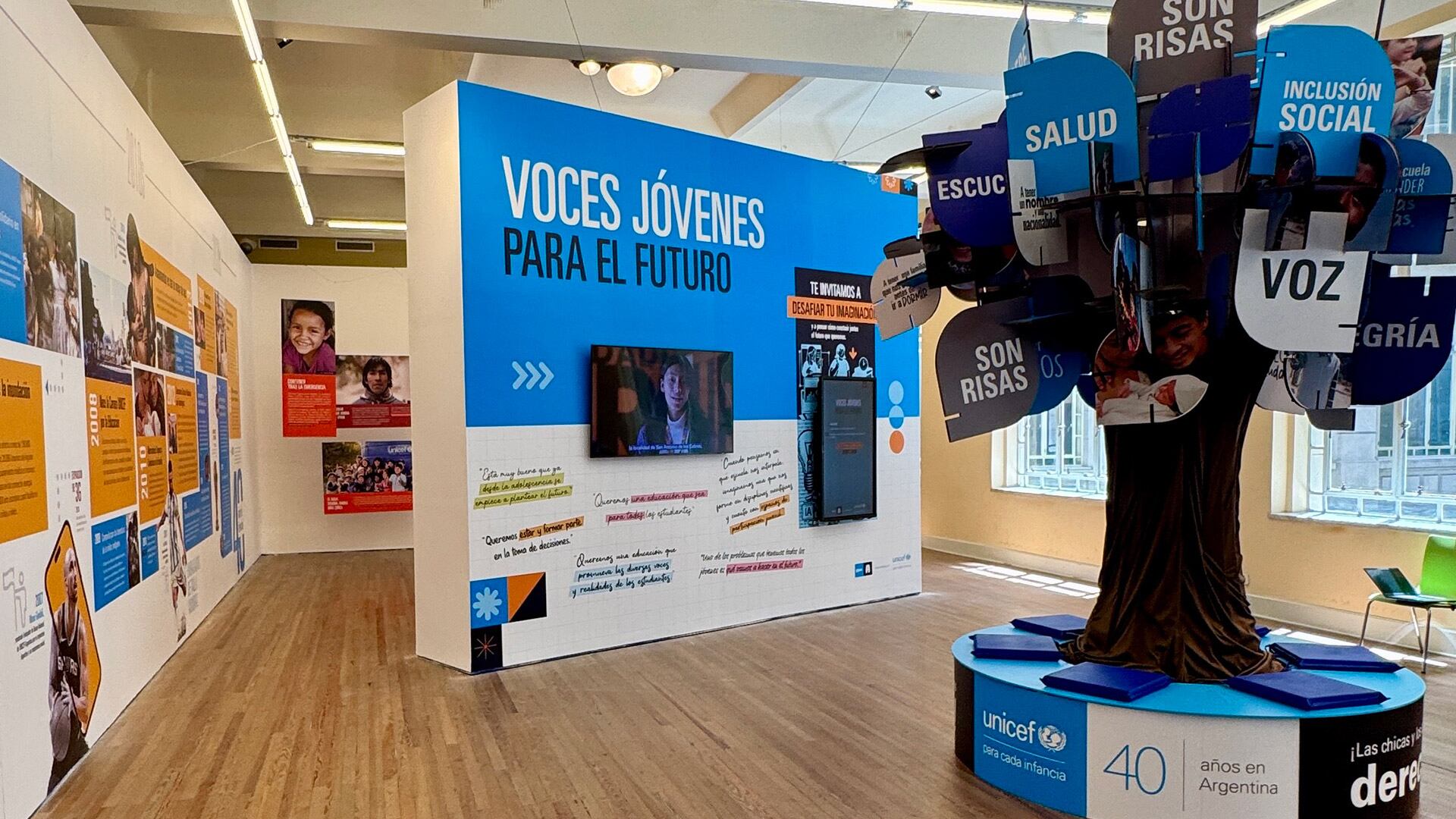 La exposición incluye una línea de tiempo que destaca la incorporación de la Convención sobre los Derechos del Niño a la Constitución Nacional