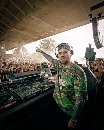 La propuesta de Max Kobosil se caracteriza por la velocidad, la agresividad y una mezcla de EBM, noise e industrial - crédito @kobosil/Instagram