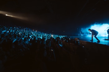 El artista se refirió al fenómeno que se da en sus conciertos, donde los colombianos que llevan años viviendo en ese país traen consigo a parejas, familiares y amigos estadounidenses.