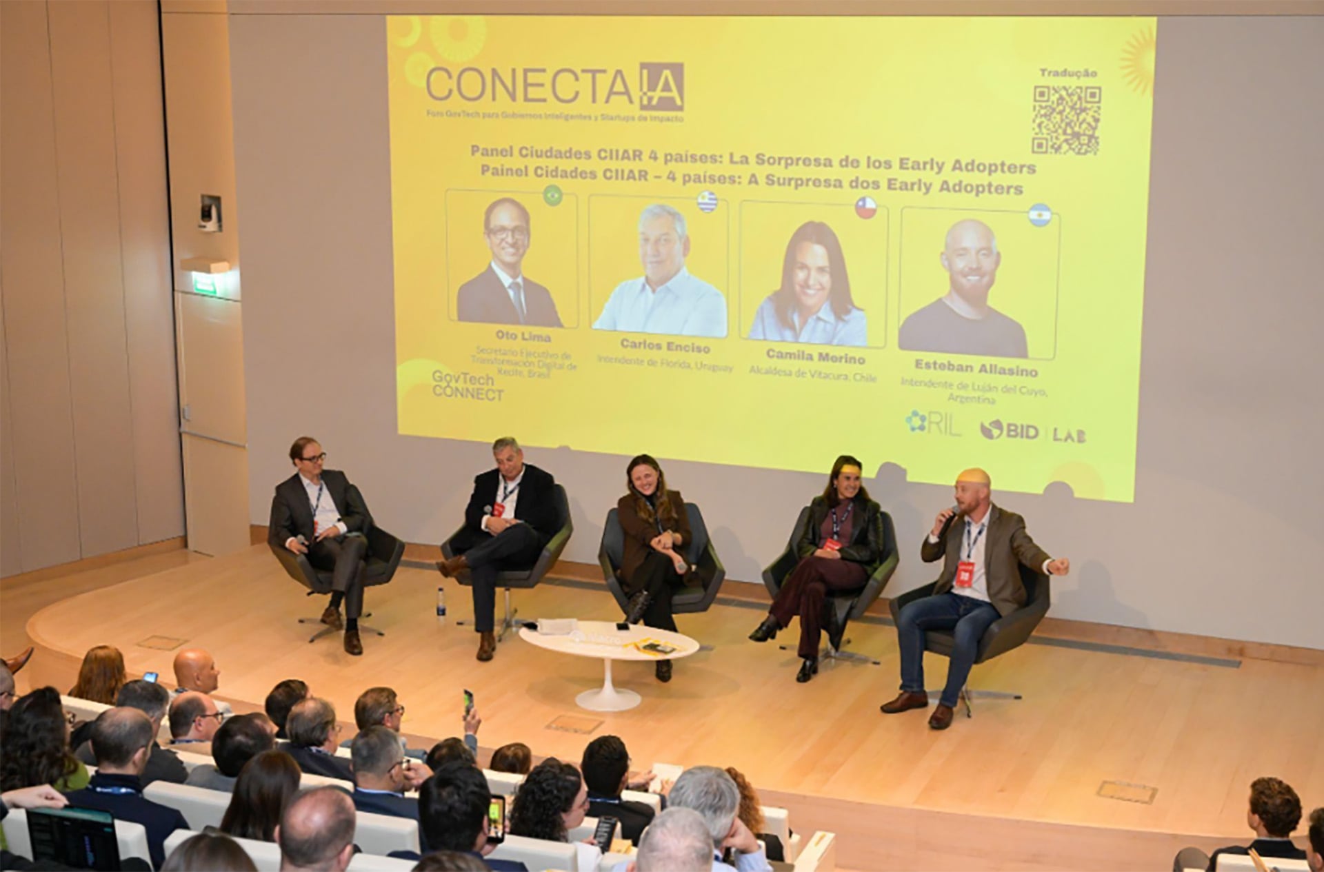 Cinco panelistas, incluidos líderes de cuatro países, discuten la sorpresa de los 'early adopters' en ciudades inteligentes durante el evento Conecta IA, organizado por Banco Macro.