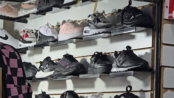 Entre los artículos incautados había 250 zapatillas de distintas marcas