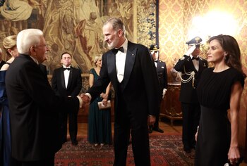 Los reyes, Felipe VI y Letizia, durante la cena de Gala en el Palacio del Quirinal (X/ @CasaReal)