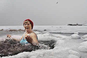 Una pensionista disfruta de un