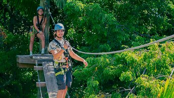 Tirolesa en Treetop Trekking permite