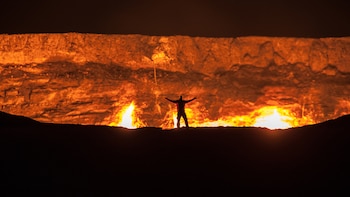Nació de un error y fue una catástrofe, pero se volvió atracción turística: la Puerta del Infierno se está apagando después de más de 50 años