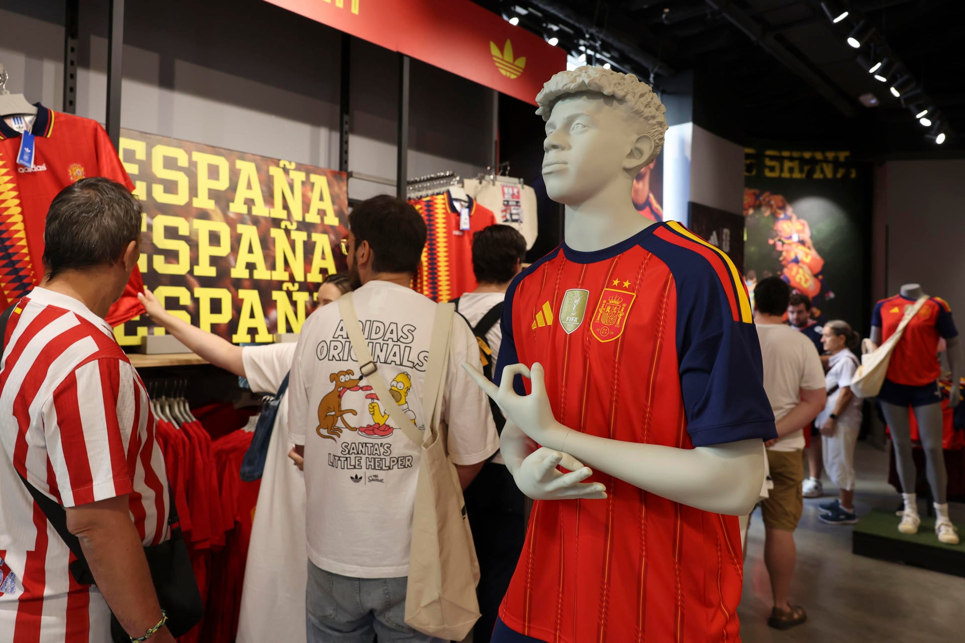 Ya está a la venta la camiseta de España con las dos estrellas: precio y dónde puedes comprarla