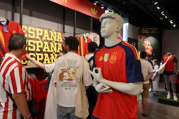 La camiseta de España con la segunda estrella. (Kiko Huesca/EFE)