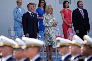 El presidente francés, Emmanuel Macron, y su esposa Brigitte Macron aplauden durante el desfile del Día de la Bastilla el jueves 14 de julio de 2022 en París, Francia. Michel Euler/Pool vía REUTERS