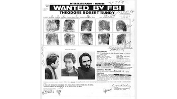 Cartel blanco y negro del FBI buscando a Theodore Robert Bundy. Muestra huellas dactilares, tres fotos de su rostro, descripción física y su historial criminal