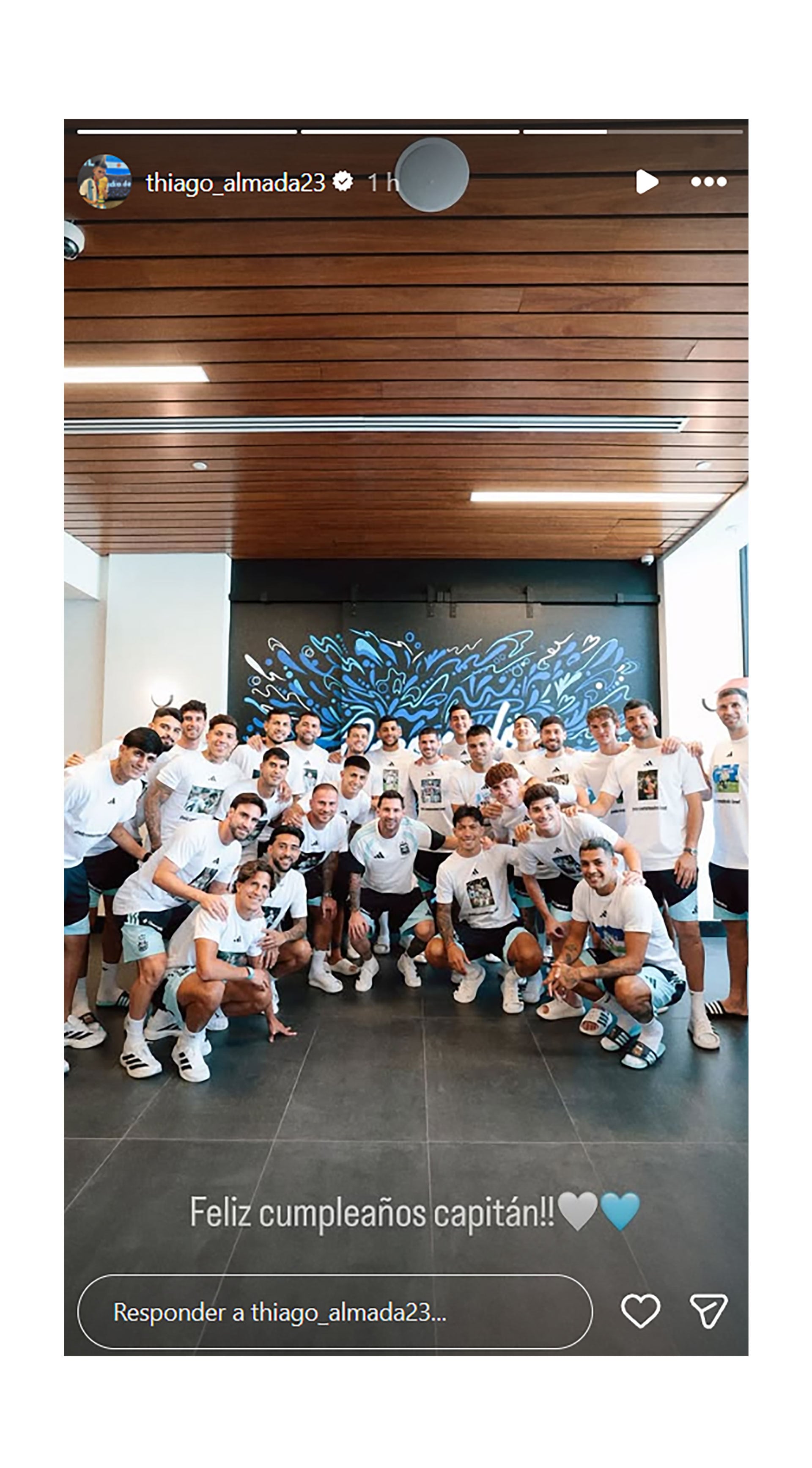 Thiago Almada, otra de los jugadores de la Albiceleste que festejaron el cumpleaños de Leo Messi