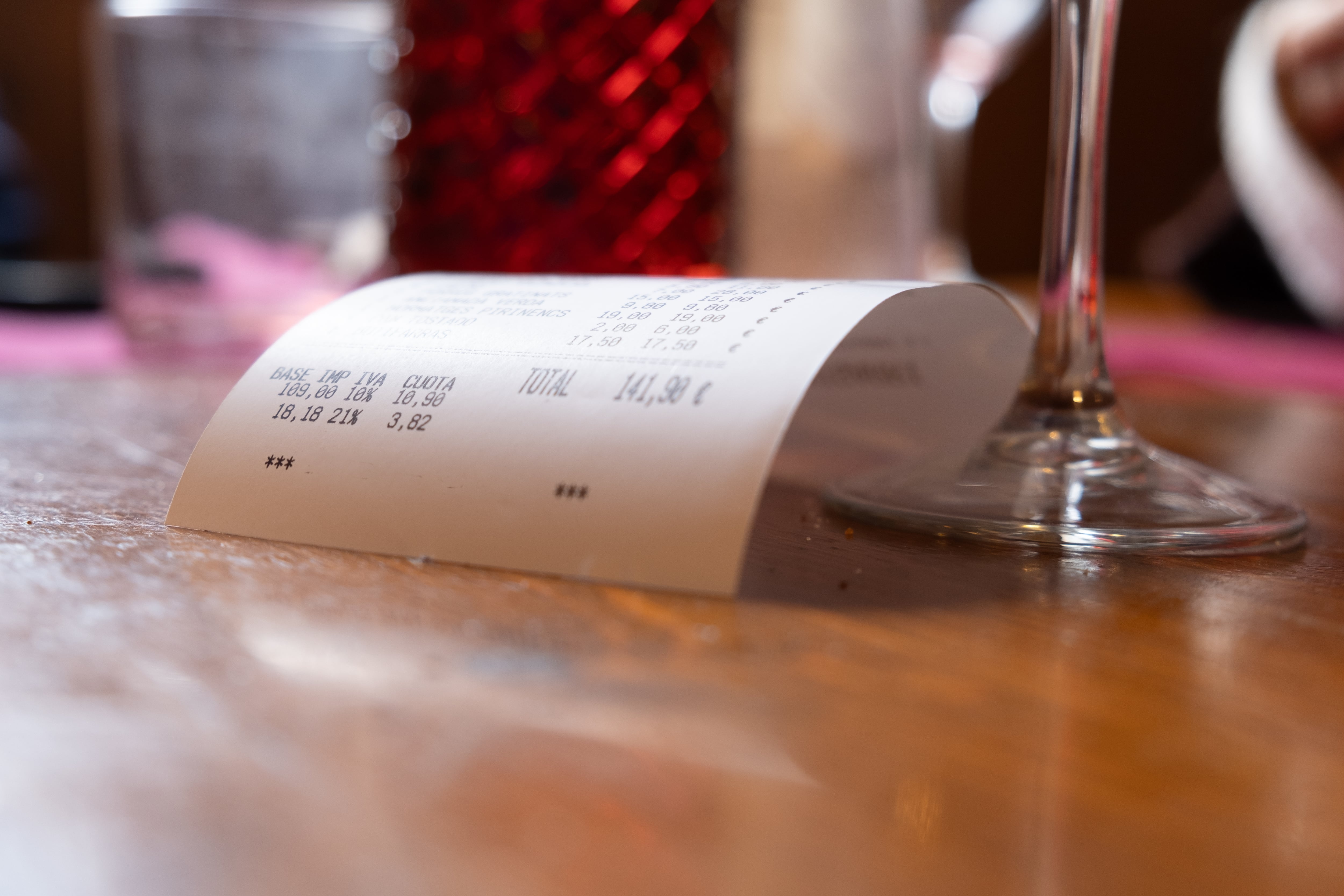 Sindicatos y fuentes oficiales recuerdan la derogación de los tickets tras fallos y polémicas sobre el impacto en los derechos laborales (Adobe Stock)