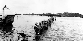 En septiembre de 1944, fuerzas estadounidenses y japonesas protagonizaron la batalla de Peleliu, causando miles de muertos y devastando el paisaje local (Wikimedia Commons)