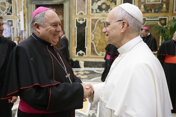 El obispo de la Diócesis de Canarias, José Mazuelos, y el Papa León XIV. (Diócesis de Canarias/Europa Press)