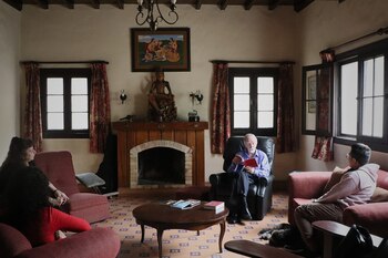 En su sala, llena de