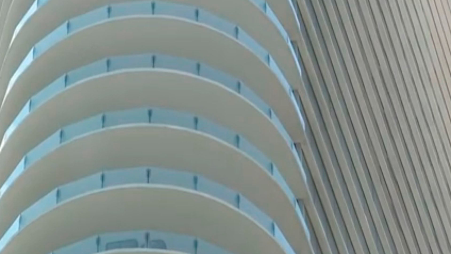 Los residentes del edificio de lujo alegan defectos como cristales rotos, concreto sin sellar y caída de trozos desde los balcones (Captura de video)