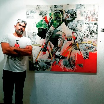 El pintor Miguel Soro posa