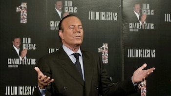 Julio Iglesias contrata a un