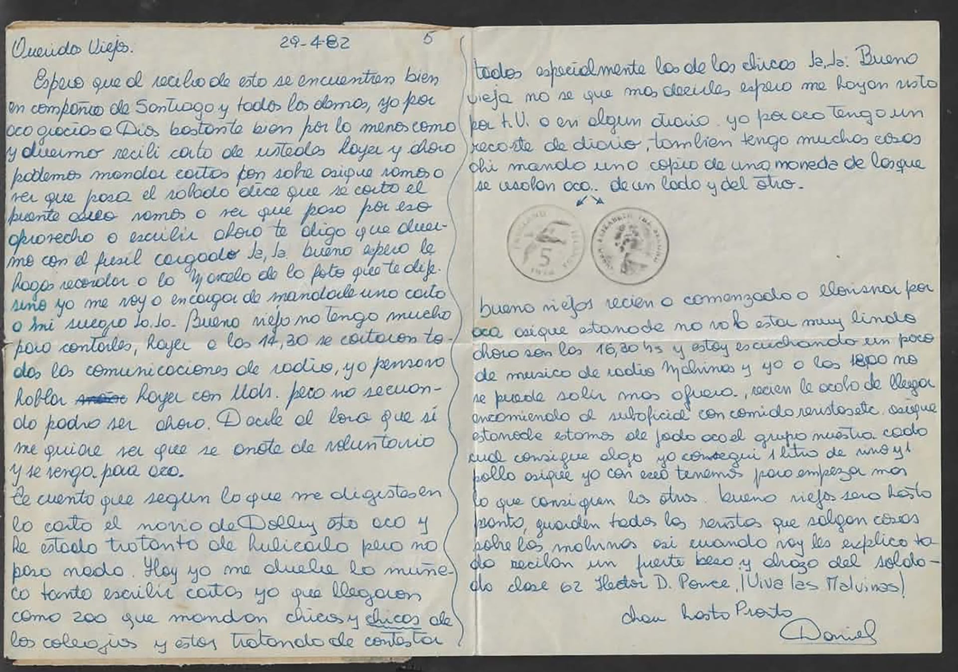 Un soldado argentino escribe una carta personal a su familia o seres queridos desde las Islas Malvinas durante el conflicto de 1982, compartiendo detalles de su vida diaria y sentimientos.