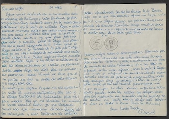 Documento de época con texto manuscrito en español sobre papel rayado, incluyendo la fecha 29-4-82 y pequeños dibujos de monedas, detallando una experiencia personal