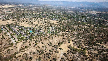 Un pueblo de la sierra (PP y Vox) aprueba un proyecto privado para construir 652 viviendas en una dehesa que se llevará por delante 1.000 árboles y un yacimiento arqueológico