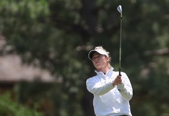 Korda lucha para pasar el