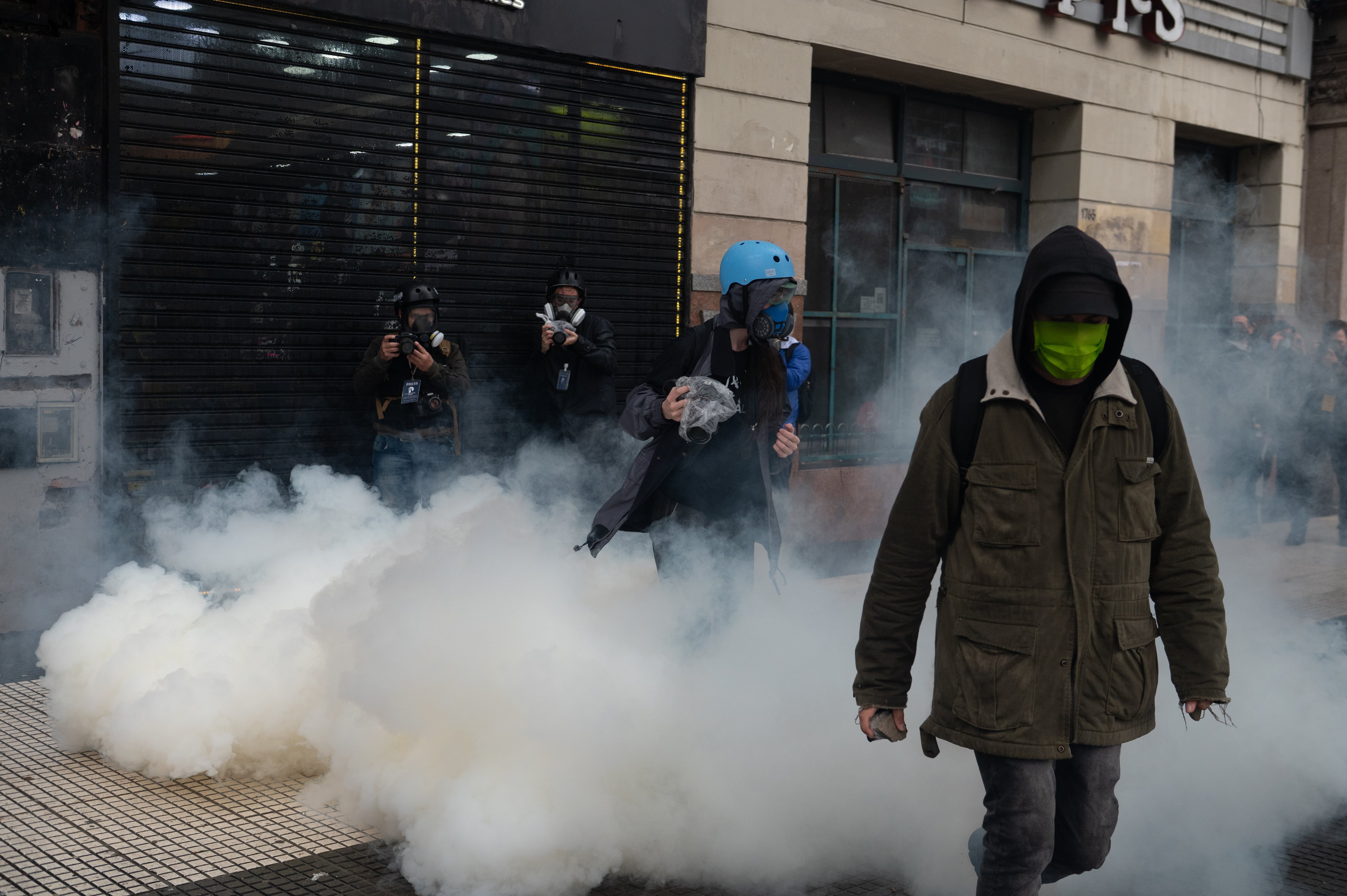 Veredas y canteros de la zona resultaron destrozados por quienes generaron hechos de violencia