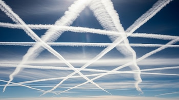 Cuál es el impensado impacto de las estelas de los aviones en el cambio climático