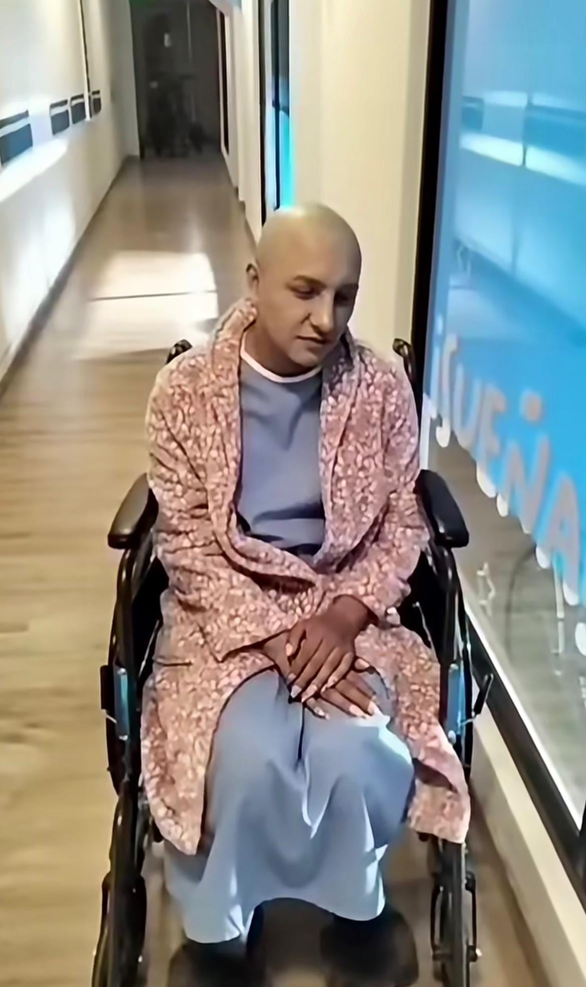El cantante y exparticipante de 'La casa de los famosos Colombia' apareció rapado y en silla de ruedas - crédito @soyjosemiel/IG