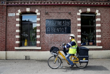 Un cartero pasa frente el