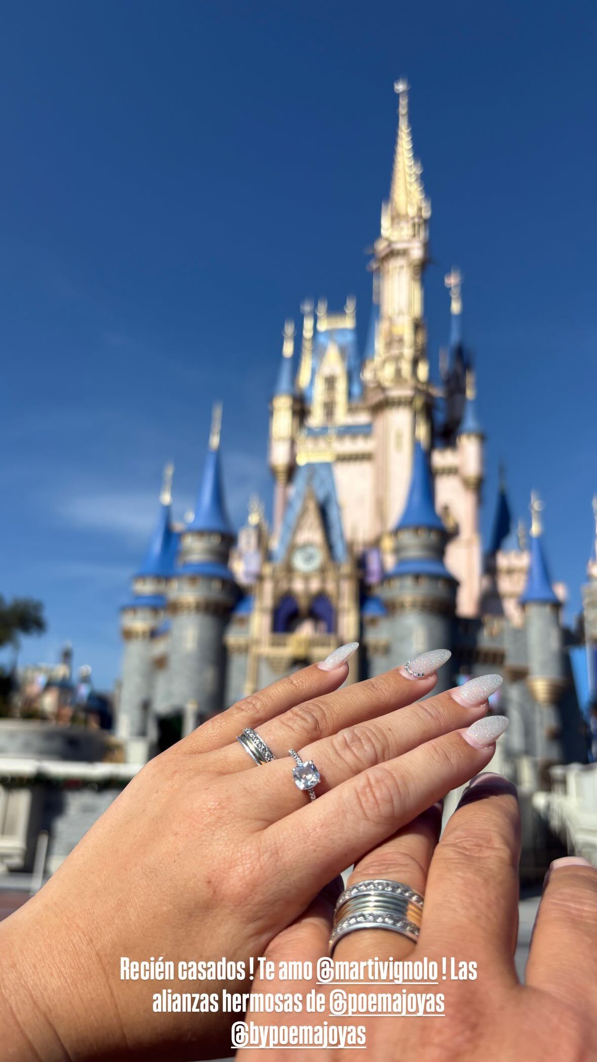 La foto de las manos entrelazadas con las alianzas y el castillo de fondo simboliza el inicio de la vida matrimonial de Matías y Martina