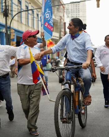 Yaku Pérez utiliza a la bicicleta como su medio de transporte y distintivo de su campaña. (Instagram/ Yaku Pérez)