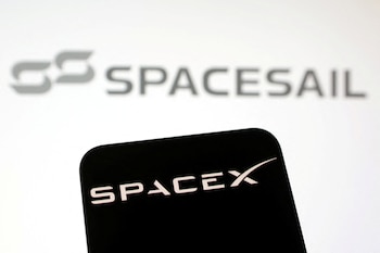 La salida a bolsa facilitará la competencia de SpaceX por contratos federales estratégicos, en especial en defensa y comunicaciones satelitales (REUTERS/Dado Ruvic/Illustration)