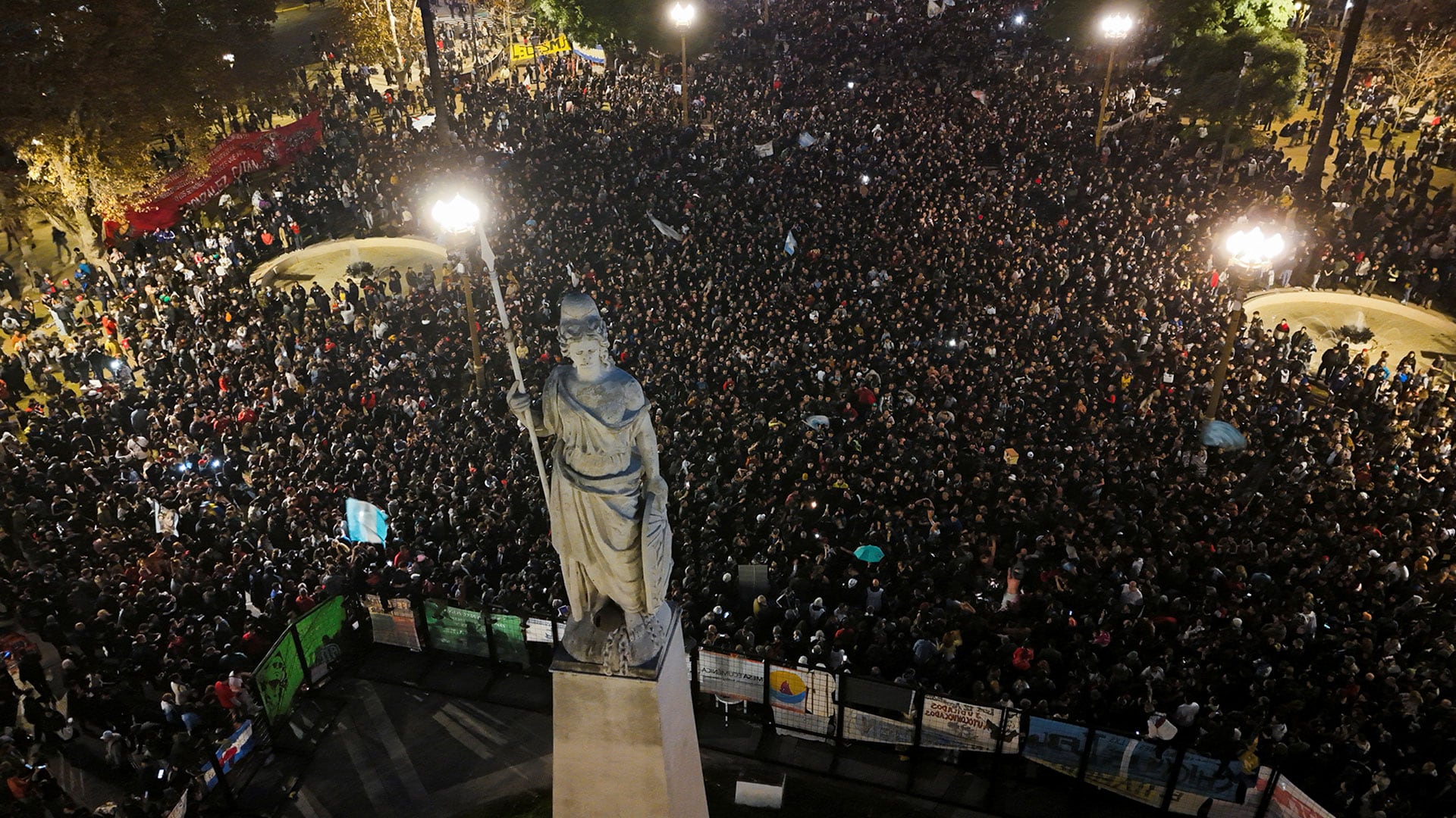 Miles de fanáticos despidieron al Indio Solari en la Plaza de Mayo (Foto: Reuters/Matías Baglietto)