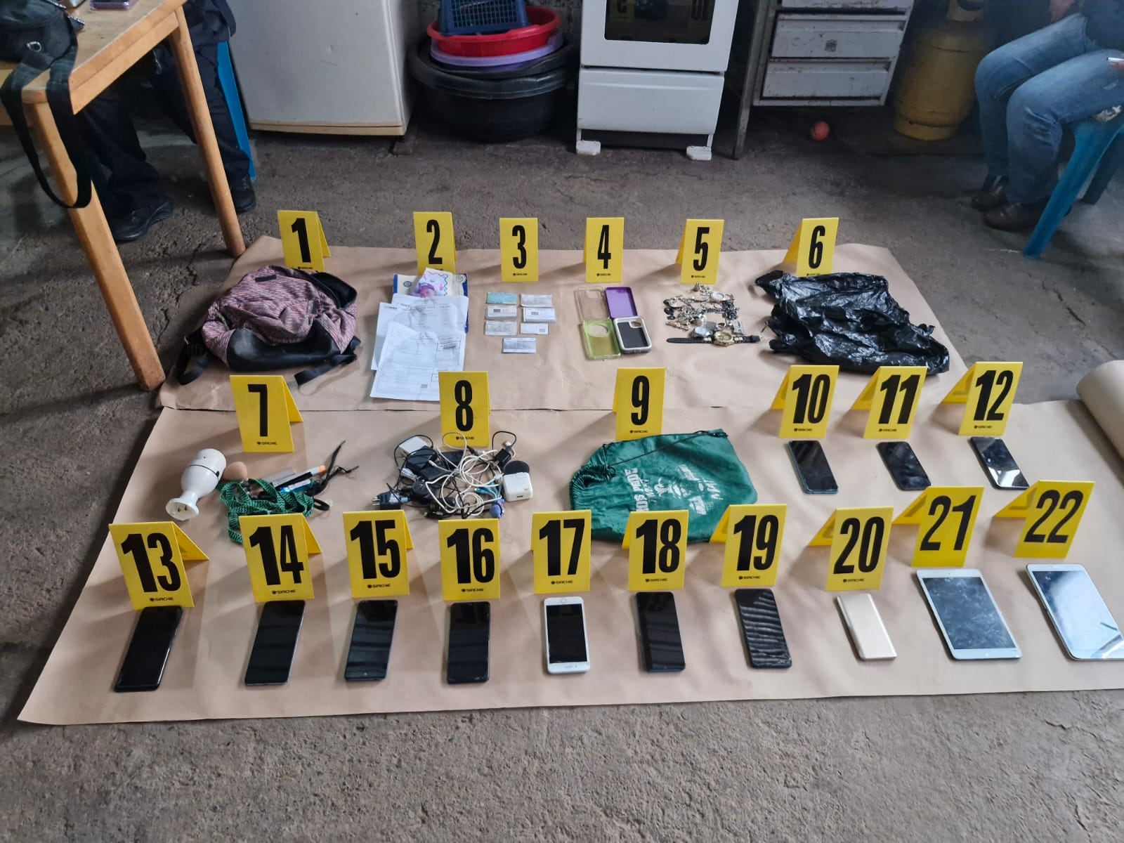 Las autoridades de Guatemala decomisaron dos armas de fuego, 72 municiones, 28 teléfonos celulares y aparatos electrónicos. (PNC de Guatemala)