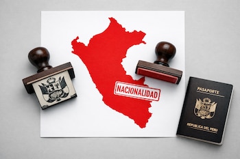 Un mapa rojo de Perú, un pasaporte negro y dos sellos de goma, uno con el escudo peruano y otro con la palabra Nacionalidad, sobre un papel blanco.