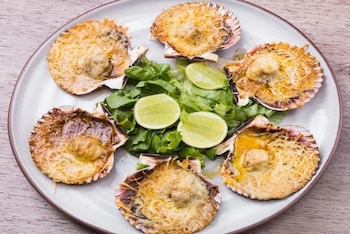 El primer lugar del ranking lo ocupan las conchitas a la parmesana, un aperitivo preparado con conchas de abanico y queso parmesano.
