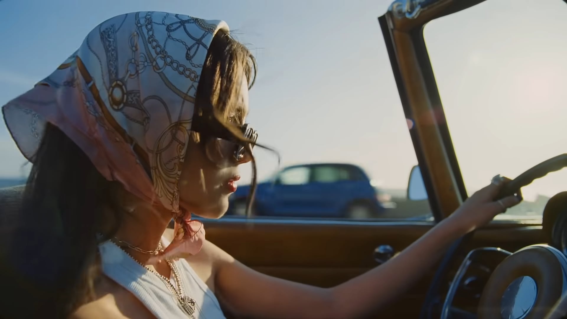 Olivia Rodrigo combina pañuelos con referencias de los años 60 en su videoclip Deja Vu