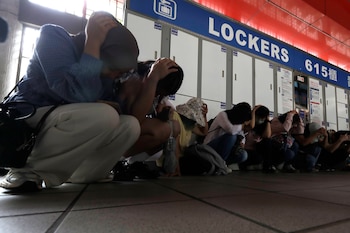 Personas se resguardan en el interior de una estación de MRT durante el ejercicio de resiliencia urbana (defensa aérea), parte de las maniobras militares anuales Han Kuang, en Taipéi, Taiwán, el jueves 13 de agosto de 2026 (AP/Chiang Ying-ying)