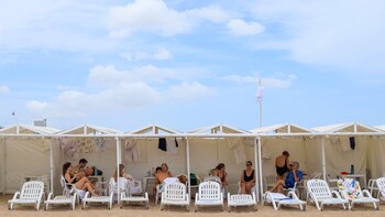 Carpas y sombrillas en Pinamar