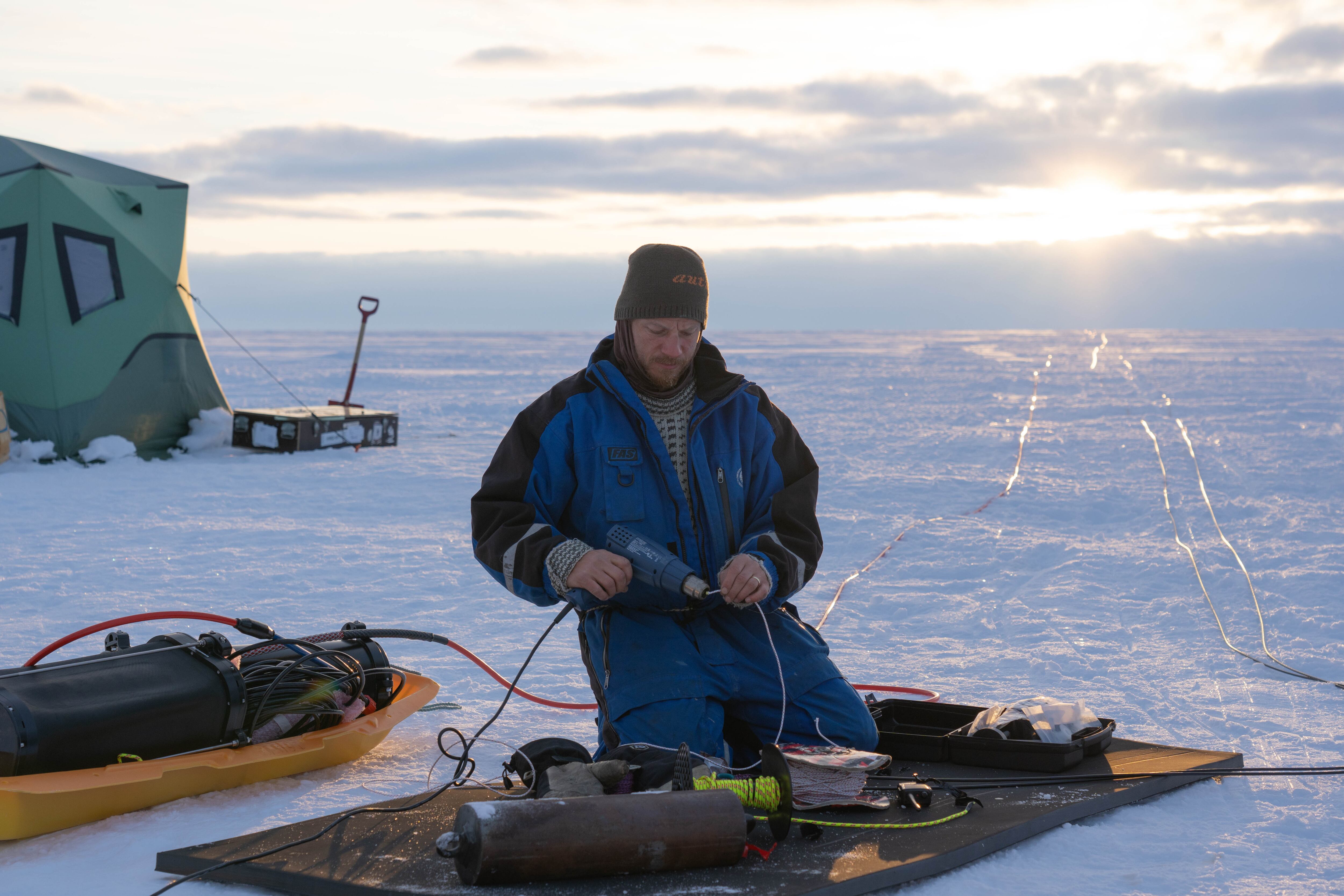 Científicos descubrieron que canales ocultos bajo el hielo multiplican por diez la velocidad de derretimiento en ciertas zonas de la Antártida. (Julien Witwicky)