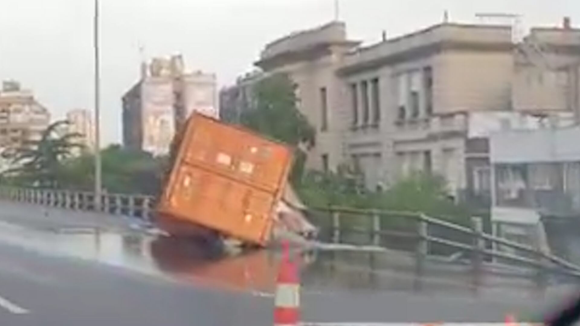Volcó un camión que transportaba aceite y derramó contenido sobre el asfalto en la autopista 25 de mayo