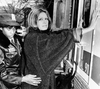 La Sra. Steinem es arrestada durante una protesta contra el apartheid frente a la embajada de Sudáfrica en Washington en 1984 (AP)