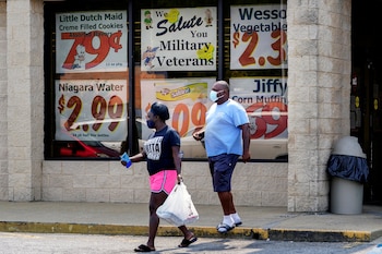 Clientes salen de un supermercado en Georgia (Reuters)