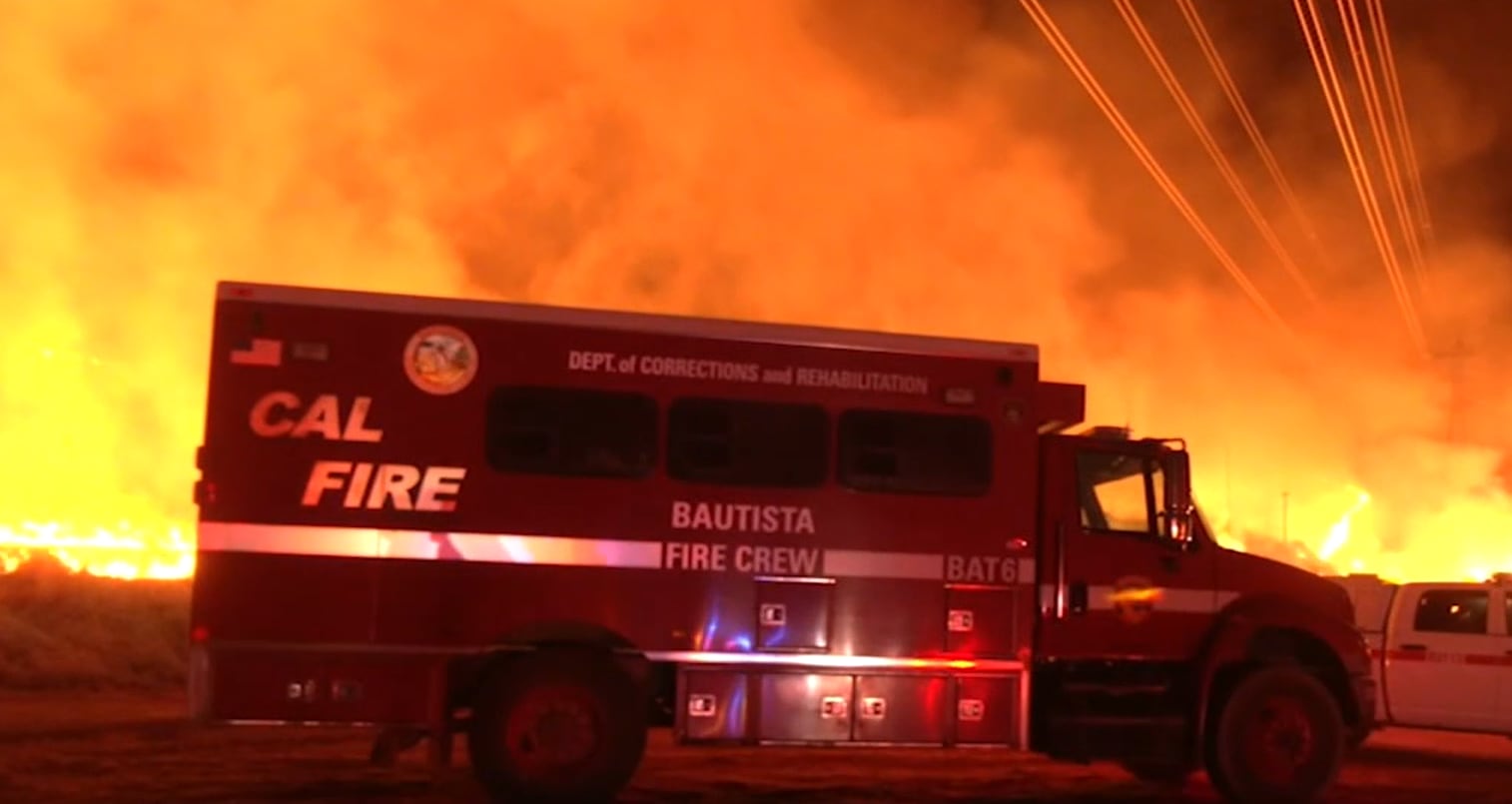 El incendio de matorrales comenzó el lunes después de las 15:00 cerca de San Timoteo Canyon Road y se expandió de menos de 100 acres a más de 2.600 acres (ABC7 )