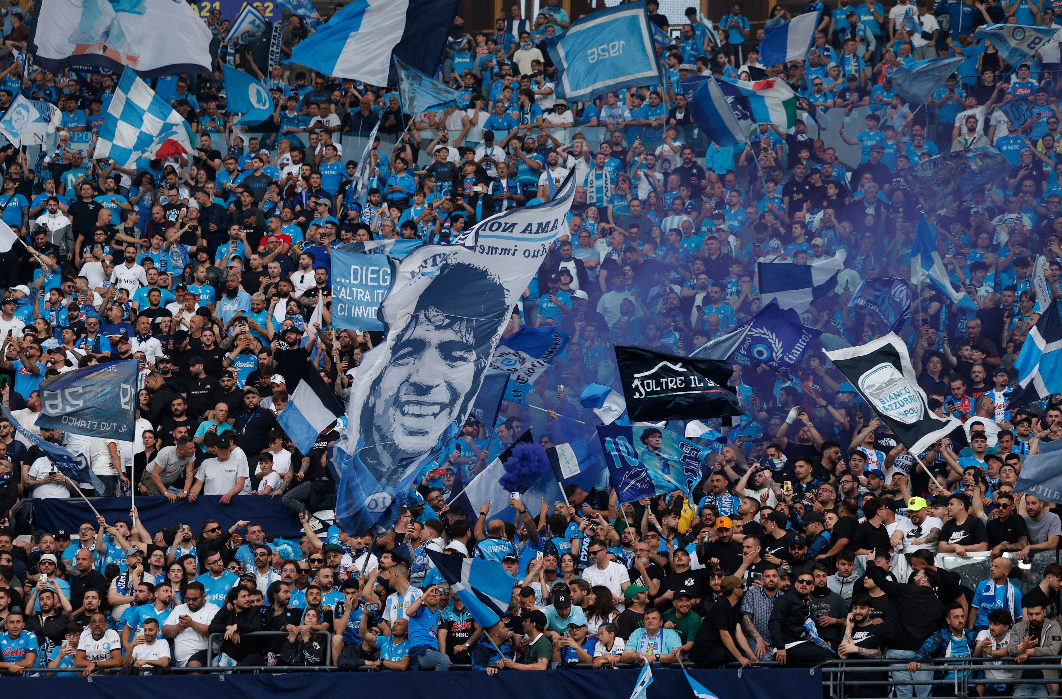 El estadio del Napoli lleva el nombre del argentino - crédito Reuters