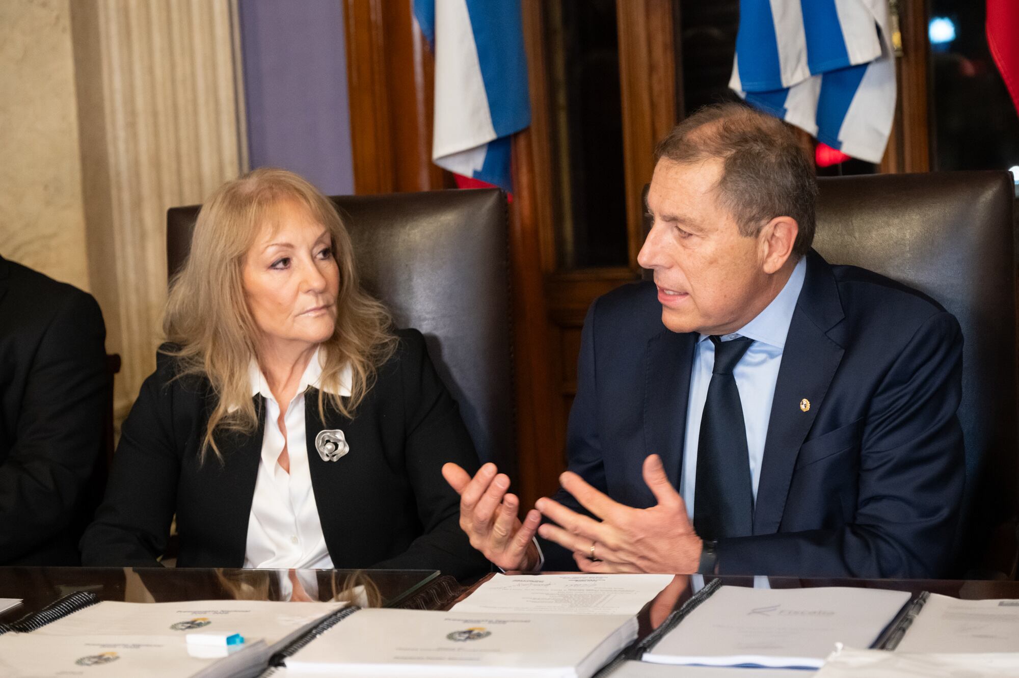 El ministro de Economía, Gabriel Oddone, junto a la vicepresidenta de Uruguay, Carolina Cosse, al entregar el proyecto de ley de Presupuesto (Presidencia)